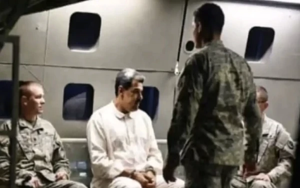 Foto Presiden Venezuela Nicolas Maduro saat berada di atas pesawat dalam penjagaan pasukan AS. (Foto: The Aviation Geek Club)
