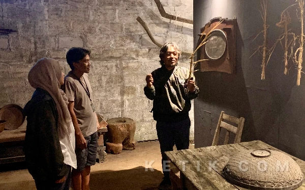 Foto Rinto Agung Narimo saat berada di salah satu sudut museum yang dikemas ala dapur di rumah jaman dulu. (Foto: Dafa Wahyu Pratama/Ketik.com)