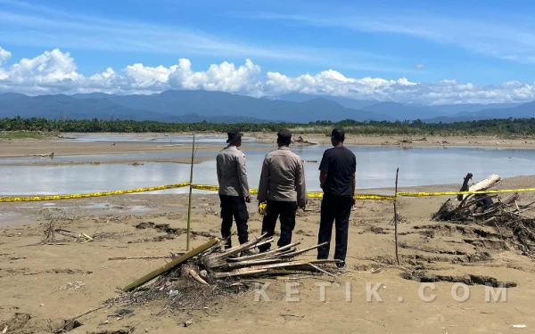 Foto Polisi memasang Police Line di lokasi munculnya gelembung gas di Nagan Raya, Senin, 5 Januari 2025. (Foto: T. Rahmat/Ketik)