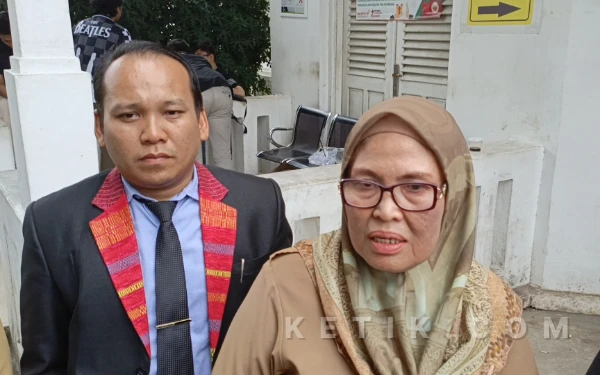 Foto Korban penganiayaan, Dra Yuli Mirza, M.Si, didampingi penasihat hukumnya, memberikan keterangan kepada awak media usai mengikuti sidang lanjutan perkara penganiayaan sesama tenaga pendidik di Pengadilan Negeri Palembang, Selasa 6 Januari 2026. (Foto: M Nanda/Ketik.com)