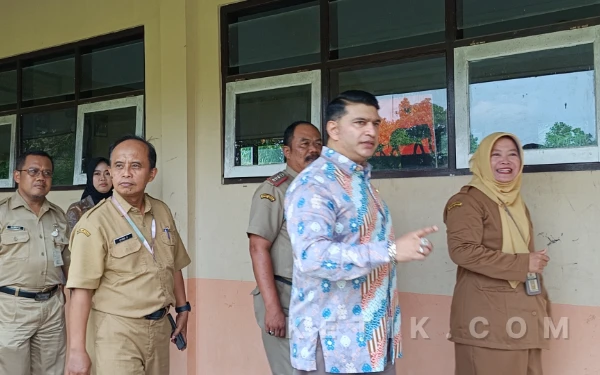 Foto Anggota Komisi X DPR RI, Ashraff Abu saat melakukan kunjungan kerja di SMPN 5 Sragi, Pekalongan (Foto: Slamet/Ketik.com)