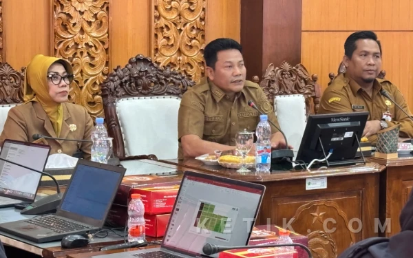 Foto Bupati Subandi (tengah) didampingi oleh Sekda Fenny Apridawati dan Asisten 1 M. Ainur Rahman saat memaparkan master plan pembangunan Kabupaten Sidoarjo di Opsroom pada Selasa (6 Januari 2026). (Foto: Kominfo Sidoarjo)