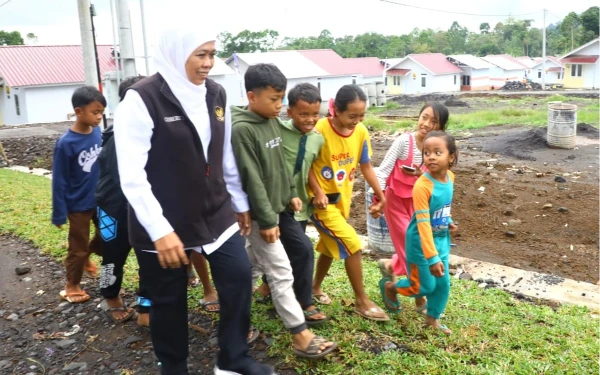Foto Gubernur Jatim Khofifah Indar Parawansa (kiri) berjalan bersama sejumlah anak-anak beberapa waktu lalu. (Foto: Biro Adpim Setdaprov Jatim)
