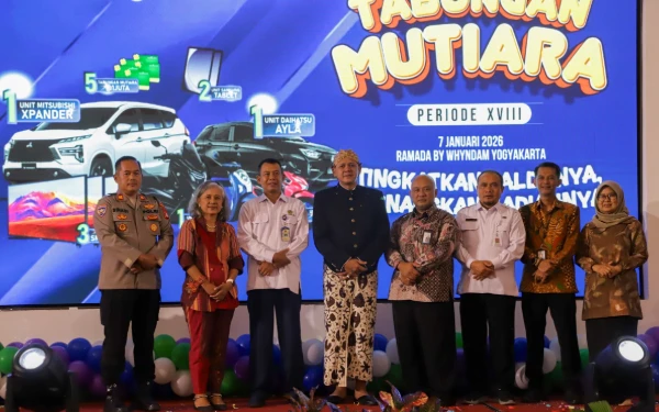Foto Bank Sleman terus berinovasi untuk mempermudah layanan perbankan hingga ke pelosok desa melalui aplikasi e-Kalurahan. Momen ini juga dibarengi pengundian hadiah utama Mitsubishi Xpander Tabungan Mutiara 2026. Bukti nyata dukungan Bank Sleman untuk digitalisasi dan UMKM daerah. (Foto: Prokompim Sleman for Ketik.com)