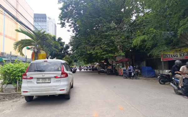 Foto Kondisi Jalan Angkatan 45 tepatnya di parkiran motor luar PS Mall pasca bentrokan, Rabu 7 Januari 2025 (Foto : Yola/Ketik.Com)