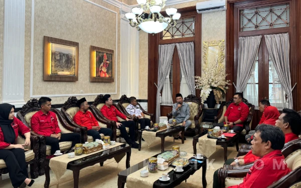 Foto Bupati Bondowoso Abdul Hamid  Wahid saat menerima kunjungan dari DPC PDI Perjuangan Kabupaten Bondowoso.
Foto: Haryono/Ketik.com