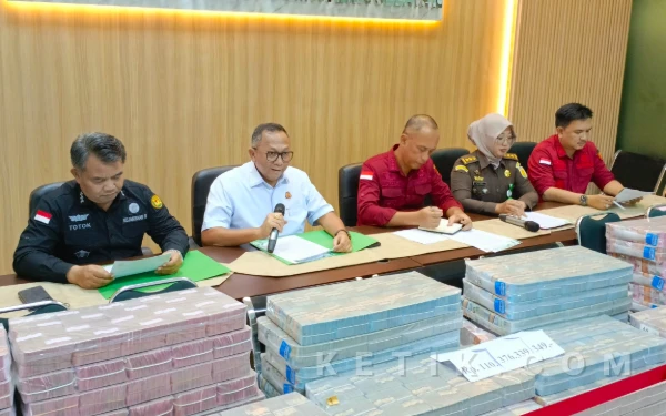 Foto Kajati Sumsel Dr. Ketut Sumedana memberikan penjelasan terkait pengembalian uang Rp110 miliar oleh penasihat hukum tersangka dalam perkara korupsi kredit bank pemerintah. Rabu 7 Januari 2026 (Foto: M Nanda/Ketik.com)