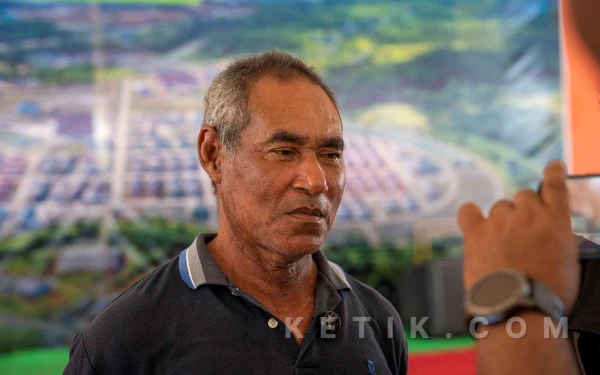 Foto Saidi Joronga, warga Kawasi yang mengaku sudah hidup nyaman dan aman di Pemukiman Baru Desa Kawasi. (Foto: Humas Harita Nickel For Ketik.com)