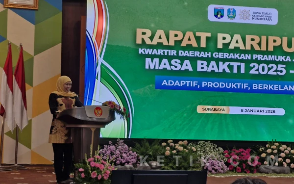 Foto Gubernur Jawa Timur, Khofifah Indar Parawansa saat memberikan sambutan dalam Rapat Paripurna Kwartir Daerah Gerakan Pramuka di Gedung BPSDM Jatim, Kamis, 8 Januari 2026. (Foto: Fitra/Ketik.com)