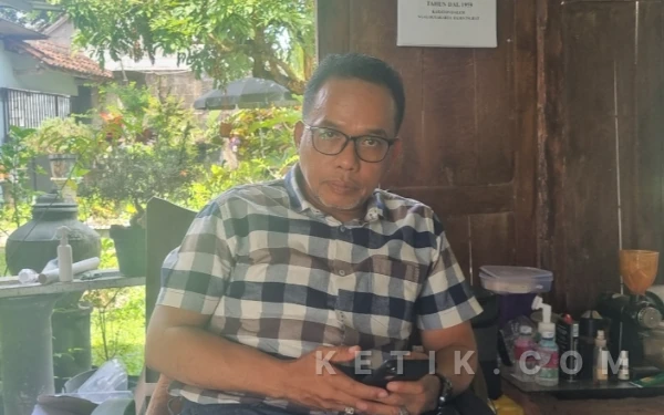 Foto Praktisi hukum Susantio saat memberikan keterangan mengenai pandangan hukumnya terkait kasus dugaan korupsi dana hibah pariwisata yang menjerat mantan Bupati Sleman, Kamis 8 Januari 2026. Ia menegaskan pentingnya penggunaan UU Tipikor dalam perkara penyalahgunaan wewenang melalui kebijakan Bupati. (Foto: Fajar R/Ketik.com)