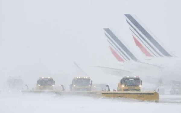 Foto Ratusan jadwal penerbangan di Bandara Charles de Gaulle Paris ditunda akibat badai salju, 8 Januari 2026. (Foto: Islandernews.com)