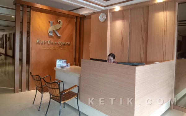 Foto Resepsionis yang estetik di Kertanegara Premium Guest House. (Foto: Aliyah/Ketik.com)