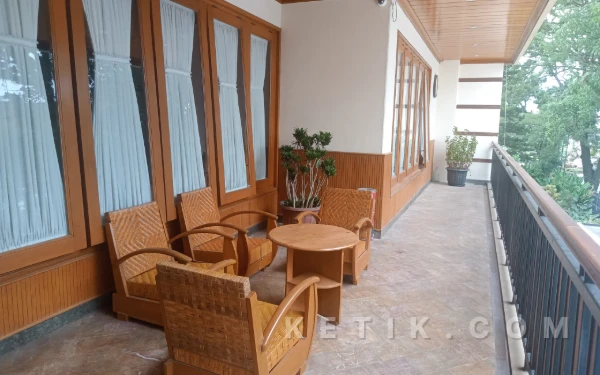 Foto Balkon tempat bersantai di Kertanegara Premium Guest House. (Foto: Aliyah/Ketik.com)