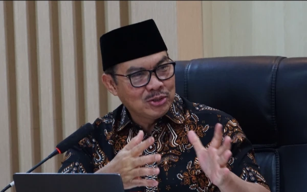 Foto Wali Kota Yogyakarta Hasto Wardoyo saat memaparkan skenario pengendalian lalu lintas bus pariwisata di kawasan inti kota seperti Malioboro dan Senopati guna mendukung kelestarian Sumbu Filosofi, Kamis, 8 Januari 2026. (Foto: Pemkot Yk for Ketik.com)