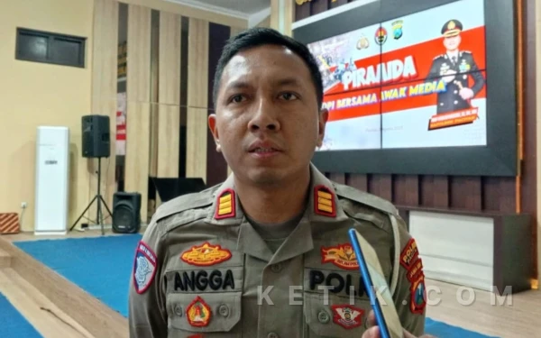 Foto Kasatlantas Polres Pacitan, AKP Moch. Angga Bagus Sasongko memberikan peringatan keras terhadap bus dan truk roda enam yang masih nekat melintasi Jalur Pacitan-Sedeng, Jumat, 9 Januari 2026. (Foto: Al Ahmadi/Ketik.com)