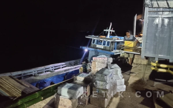 Foto Jembatan Enam Barelang, Jumat (09/01/2026) malam. Enam lori membongkar muatan ke kapal tanpa pemeriksaan terbuka yang terlihat di lokasi. (Poto Istimewa)