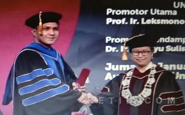 Foto M Enriko menjadi Salah Satu Doktor Teknik Sipil Termuda di Provinsi Lampung. Jumat 9 Januari 2026. (Foto: Andriego/Ketik.com)