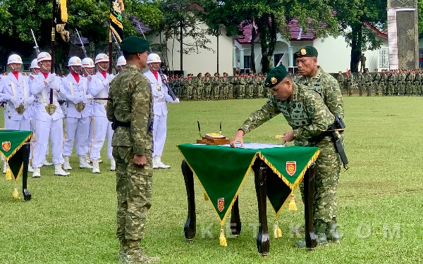 Foto Penandatanganan berita acara serah terima jabatan yang dipimpin oleh Pangkostrad. (Foto: Dafa Wahyu Pratama/Ketik.com)