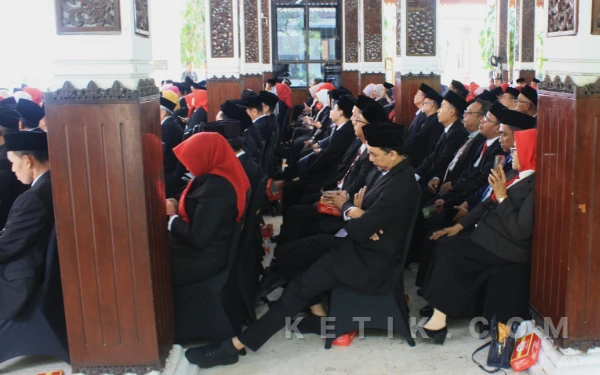 Foto Ratusan pejabat mengikuti pembacaan nama-nama yang dimutasi, sambil mencatat atau merekam, di Pendopo Delta Wibawa pada Sabtu (10 Januari 2026). (Foto: Fathur Roziq/Ketik.com)
