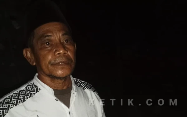 Foto Kepala Desa Akegula Adenyong La Sampe saat diwawancara (Foto: Mursal/Ketik.com)