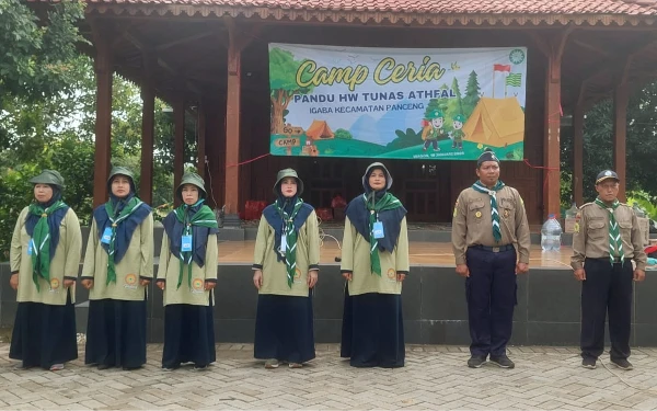 Foto Ketua Kwarda HW Gresik, Ramanda Mukromin Latif, bersama pengurus IGABA Panceng saat pembukaan Camp Ceria di Wagos.