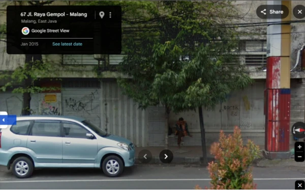 Foto Sosok Mbah Arifin tertangkap kamera Google Street View pada Januari 2015 silam.  (Foto: Tangkapan layar Google Street View)