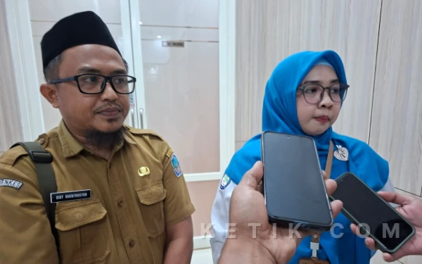 Foto Kepala Kantor BPJS Kesehatan Halmahera Selatan Fitriani Idrus dan Direktur RSU Obi saat diwawancara (Foto: Mursal/Ketik.com)
