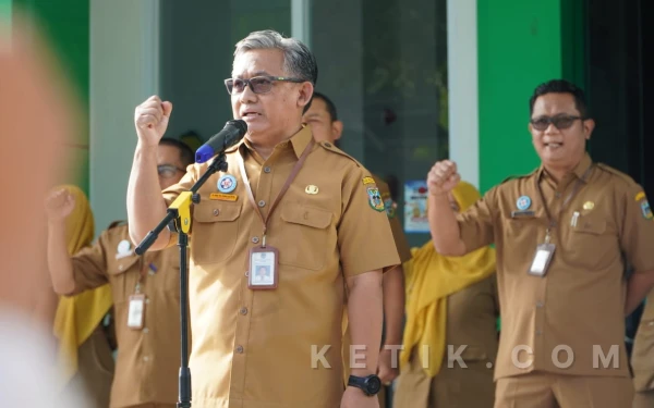 Foto Plt. Kepala Bidang Pelayanan Medis dan Keperawatan RSUD dr. Darsono Pacitan, dr. Azhar Nur Fathoni, Sp.THT-KL, saat memimpin apel pagi dan penyerahan Piagam Penghargaan Satyalancana Karya Satya kepada PNS, Senin, 12 Januari 2026. (Foto: RSUD for Ketik.com)