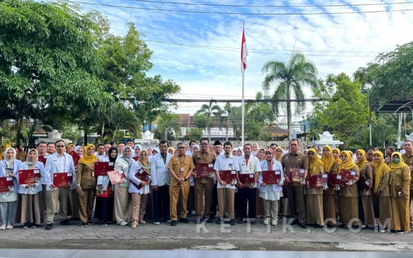 Foto Jajaran PNS RSUD dr. Darsono Pacitan berfoto bersama usai menerima Piagam Penghargaan Satyalancana Karya Satya pada apel pagi di halaman rumah sakit, Senin, 12 Januari 2026. (Foto: RSUD for Ketik.com)