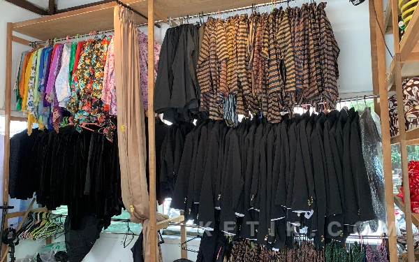 Foto Koleksi baju adat baik laki-laki maupun perempuan yang dimiliki Maltedoe. (Foto: Dafa Wahyu Pratama/Ketik.com)