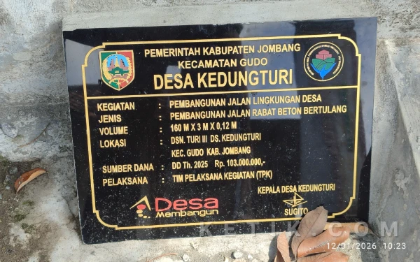 Foto Prasasti pembangunan jalan rabat beton yang dibangun menggunakan anggaran Dana Desa sebesar Rp103 juta di Dusun Turi, Desa Kedungturi, Kecamatan Gudo, Kabupaten Jombang, namun kondisinya sudah rusak. (Foto: Syaiful Arif/Ketik.com)
