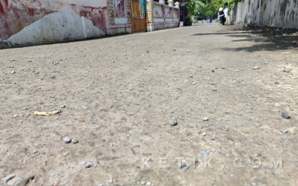 Foto Kondisi jalan rabat beton yang dibangun menggunakan anggaran Dana Desa sebesar Rp103 juta di Dusun Turi, Desa Kedungturi, Kecamatan Gudo, Kabupaten Jombang. (Foto: Syaiful Arif/Ketik.com)