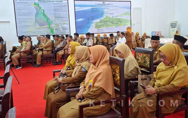 Foto Kepala Dinas dan Badan Serta Jajaran Pemda Halsel lainnya saatemgikuti Paripurna (Foto: Mursal/Ketik.com)