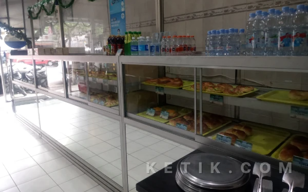 Foto Display beberapa varian roti di Hawai Cake and Bakery Malang. (Foto: Aliyah/Ketik.com)