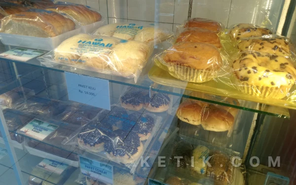 Foto Beberapa varian menu roti di Hawai Cake and Bakery Malang. (Foto: Aliyah/Ketik.com)