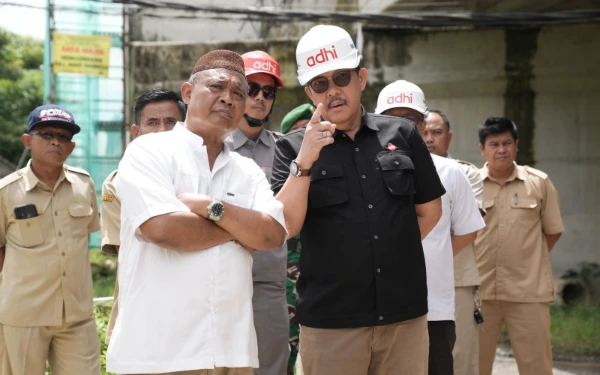 Foto Pastikan keselamatan warga, Bupati Sleman Harda Kiswaya (pecis, baju putih) tinjau perbaikan tambal sulam di jalan rusak wilayah Tempel, Senin 12 Januari 2026. Upaya ini hasil kolaborasi Pemkab Sleman dengan PT Adhi Karya untuk mengatasi jalan berlubang akibat dampak proyek Tol Jogja-Bawen. (Foto: Prokompim Sleman for Ketik.com)