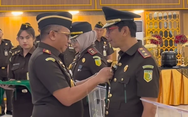 Foto Prosesi pelantikan dan pengambilan sumpah jabatan lima Kepala Kejaksaan Negeri di wilayah hukum Sumatera Selatan oleh Kajati Sumsel Dr. Ketut Sumedana, di Aula Kejati Sumsel, Senin 12 Januari 2026. (Foto: Penkum Kejati Sumsel)