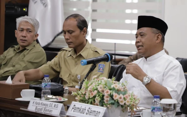 Foto (Dari kiri ke kanan) Kepala BKAD Sleman Abu Bakar, Inspektur Daerah Kabupaten Sleman Anton Sujarwa, dan Bupati Sleman Harda Kiswaya memberikan paparan saat penyerahan LKPD Tahun Anggaran 2025 di Kantor BPK Perwakilan DIY. Sleman menjadi daerah pertama di DIY yang menyerahkan laporan keuangan tersebut sebagai wujud transparansi dan tata kelola pemerintahan yang baik. (Foto: Prokompim Sleman for Ketik.com)