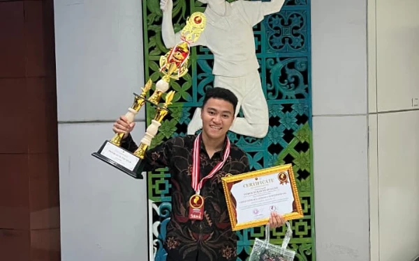 Foto Derek Susanto Oghude Borong 3 Penghargaan Debat Nasional di Kemenpora. (Foto: Humas ITN Malang)