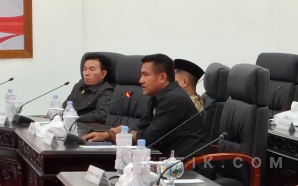 Foto Ketua Komisi III DPRD Halmahera Selatan Safri Talib saat menyampaikan catatan (Foto: Mursal/Ketik.com)