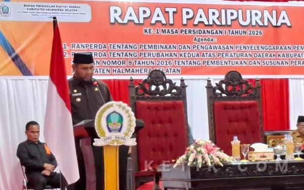 Foto Bassam Kasuba saat memberikan sambutan dan menegaskan catatan dan masukan yang di sampaikan Safri Talib (Foto: Mursal/Ketik.com)