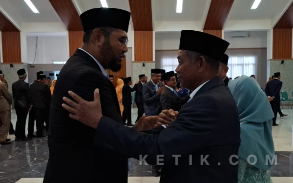 Foto Bupati Bassam saat berjabat tangan dengan Safiun Radjulan (Foto: Mursal/Ketik.com)