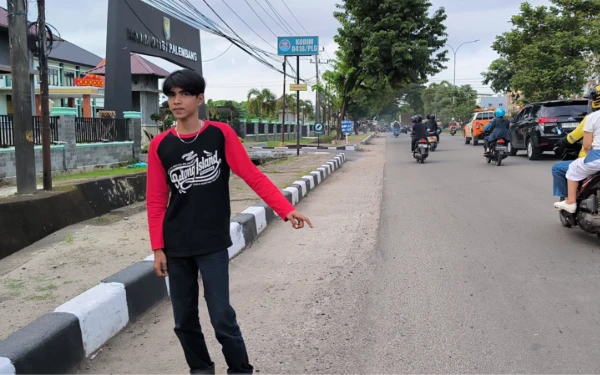 Foto korban pengeroyokan dan pencurian motor, Wahidun Kahar saat menunjukkan tempat kejadian di depan  Kodim 0418/Palembang, Selasa 13 Januari 2025 (Foto : Yola/Ketik.Com)