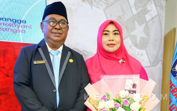 Foto Rustam Salmon didampingi isteri saat pelantikan (Foto: Mursal/Ketik.com)