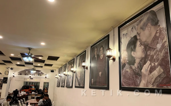 Foto Foto-foto presiden Indonesia yang berjejer di Kopi Tot Tot Heritage Malang. (Foto: Aliyah/Ketik.com)