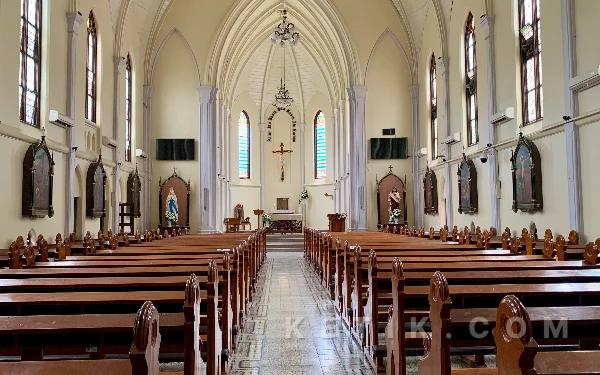 Foto Interior Gereja Hati Kudus Yesus yang masih kental dengan nuansa arsitektur Neo Gothic. (Foto: Dafa Wahyu Pratama/Ketik.com)