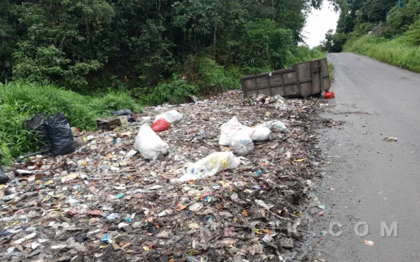 Foto Setelah melakukan pengangkutan sampah, warga masih ada yang membuang sampah. (DLH Lebak for ketik.com)