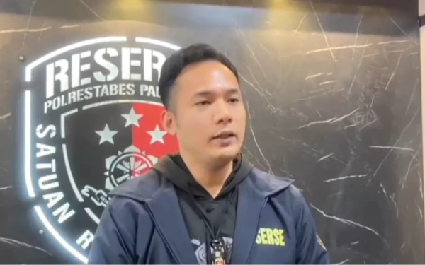 Foto Kasubnit Opsnal Ranmor Polrestabes Palembang, Ipda M Gadik Pratama,  saat diwawancarai Rabu 14 Januari 2025 (Foto : Yola/Ketik.Com)