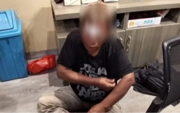 Foto Pelaku terduga tindakan asusila kepada anak tirinya saat diamankan pihak kepolisian dari amukan masa, Selasa 13 Januari 2025 (Foto : Yola/Ketik.Com)