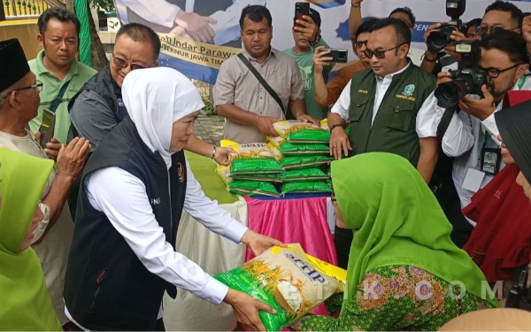 Foto Gubernur Jawa Timur, Khofifah Indar Parawansa Berikan Beras Gratis Ke Warga Saat Pasar Murah di Balai Desa Banjarsari, Cerme, Gresik, 14 Januari 2026 (Foto: Daniel Andayawan/Ketik.com)